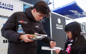 Zak signs his autograph for a young Super Formula fan at Suzuka.